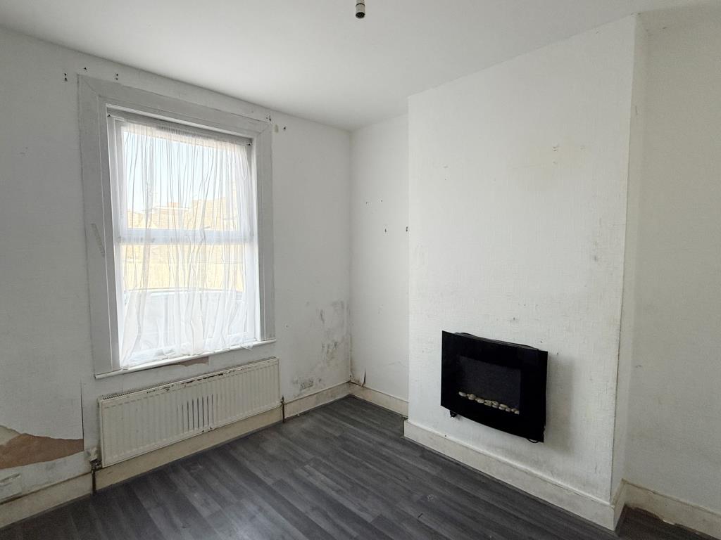 Lot: 27 - HOUSE IN NEED OF MODERNISATION - Living Room in house in need of refurbishment